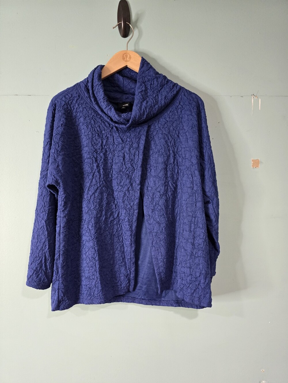 Lisa Bayne Top Women's Blue Textured Cowl Neck Asymmetric Ruched Sleeve Split M